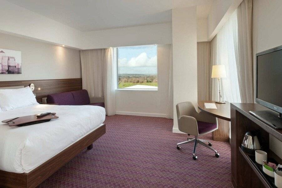 Hampton by Hilton London Gatwick Airport hotel bedroom