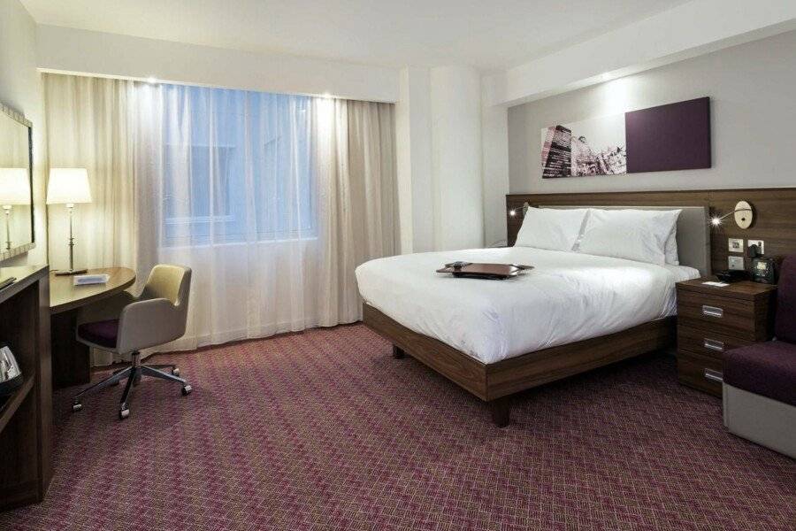 Hampton by Hilton London Gatwick Airport hotel bedroom