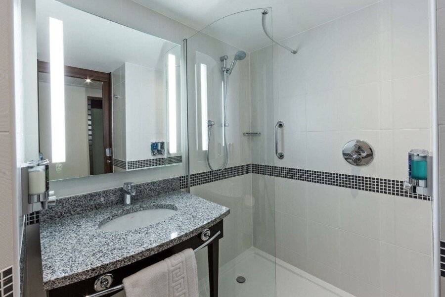 Hampton by Hilton London Gatwick Airport bathtub