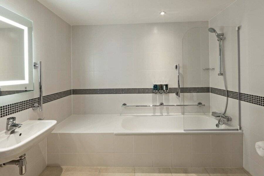 Hampton by Hilton London Gatwick Airport bathtub