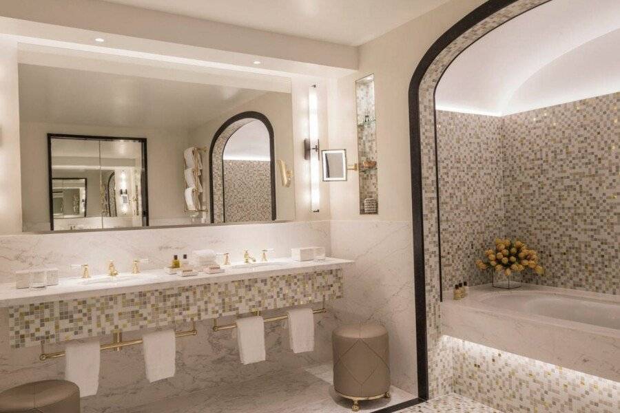 Four Seasons Hotel at Ten Trinity Square bathtub