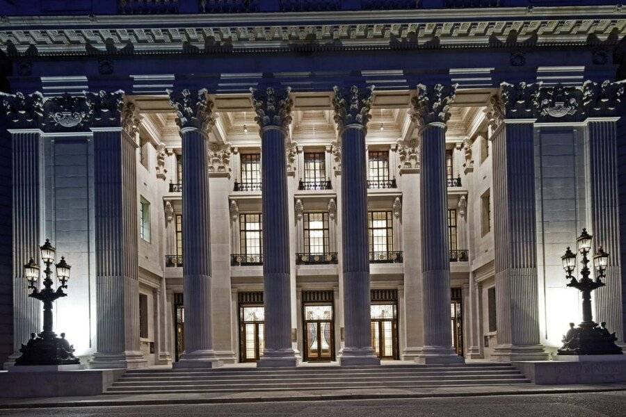 Four Seasons Hotel at Ten Trinity Square facade