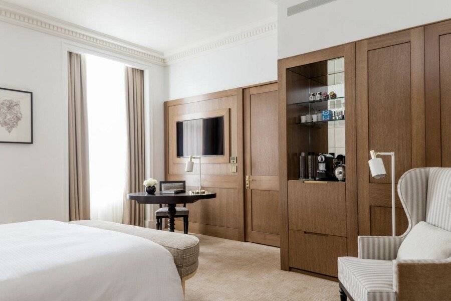 Four Seasons Hotel at Ten Trinity Square hotel bedroom