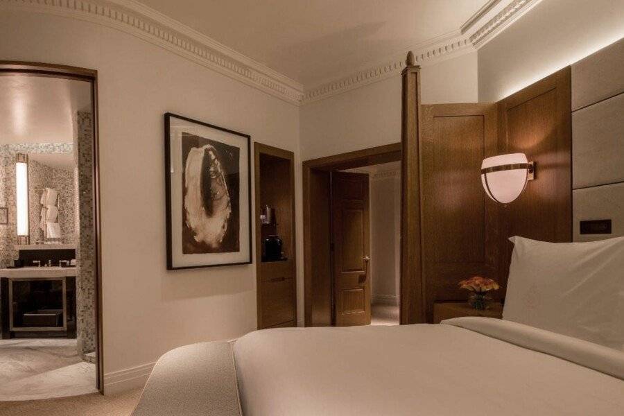 Four Seasons Hotel at Ten Trinity Square hotel bedroom