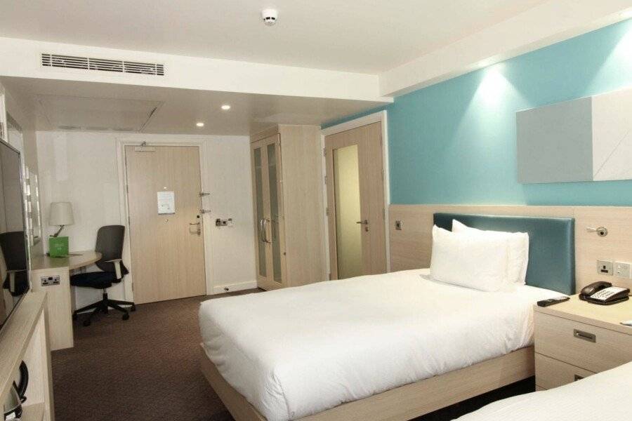 Hampton By Hilton Docklands hotel bedroom