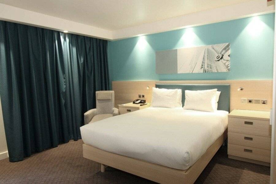 Hampton By Hilton Docklands hotel bedroom