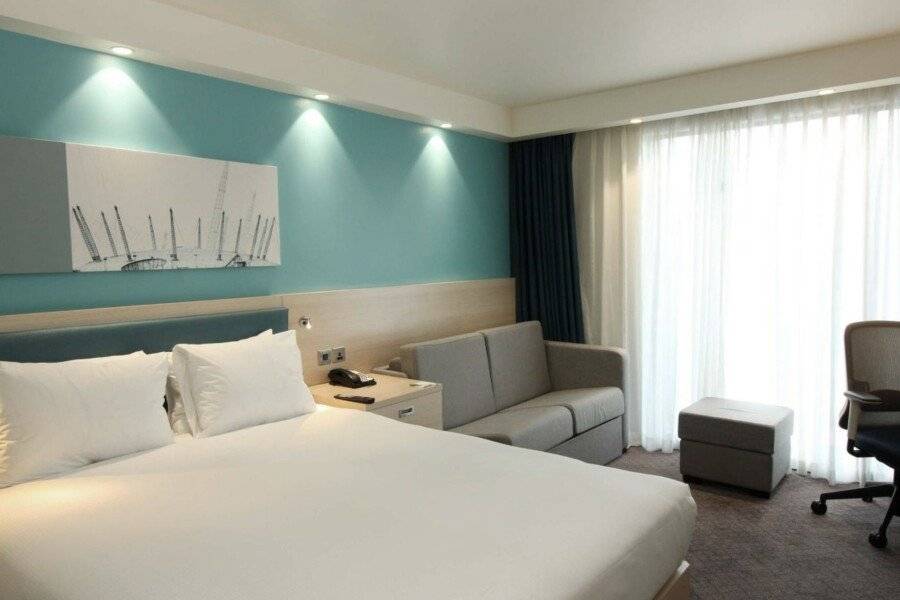 Hampton By Hilton Docklands hotel bedroom