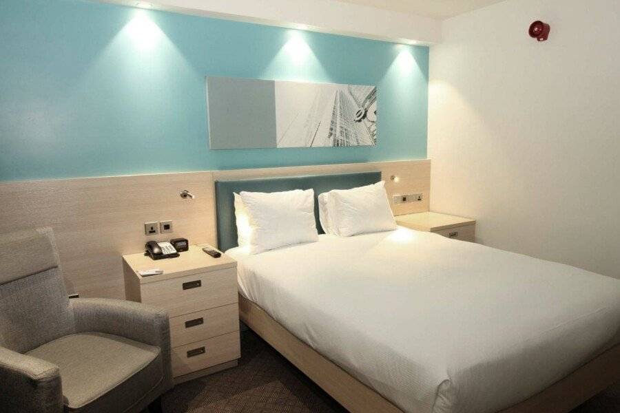 Hampton By Hilton Docklands hotel bedroom