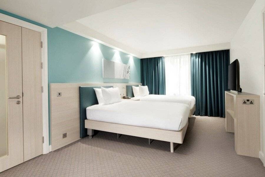 Hampton By Hilton Docklands hotel bedroom