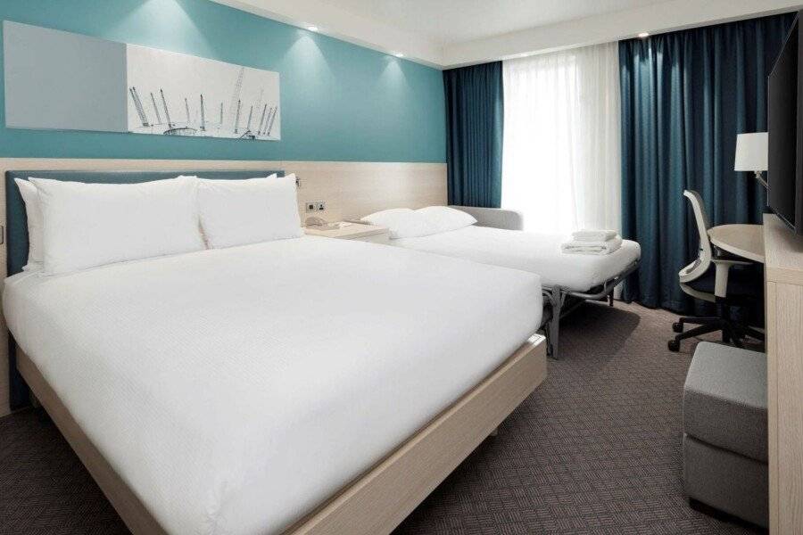 Hampton By Hilton Docklands hotel bedroom