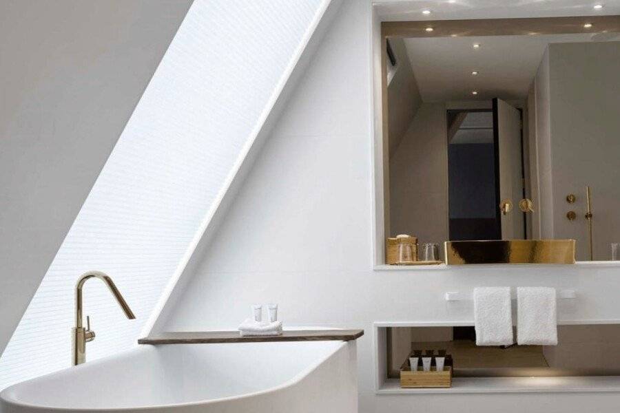 Nobu Hotel London Shoreditch bathtub