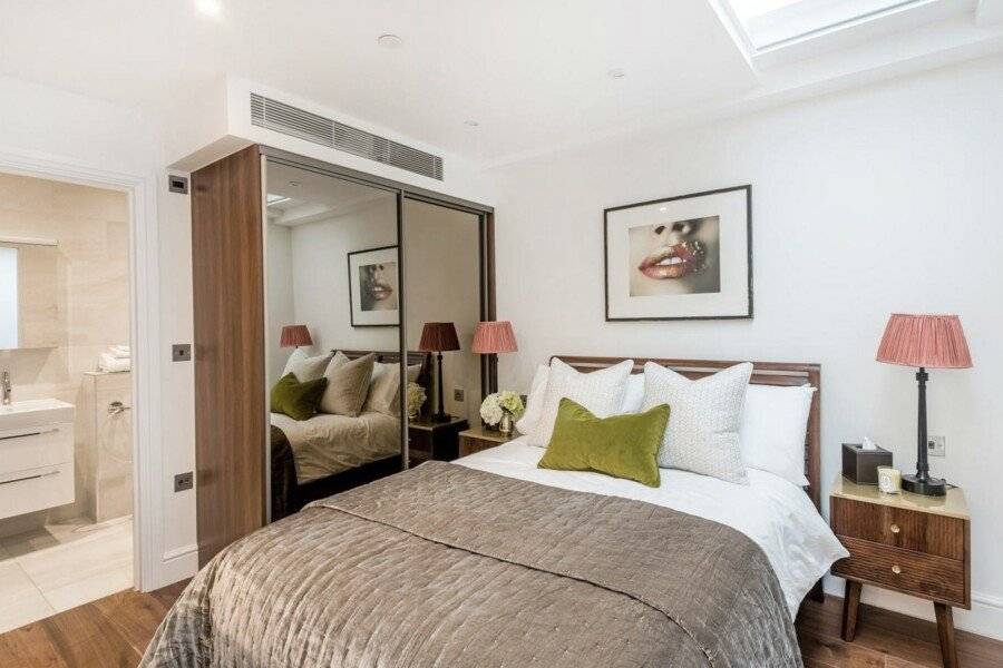 Buckingham & Lloyds hotel bedroom