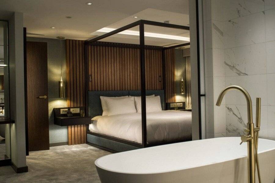 Middle Eight - Covent Garden - Preferred Hotels and Resorts hotel bedroom, bathtub