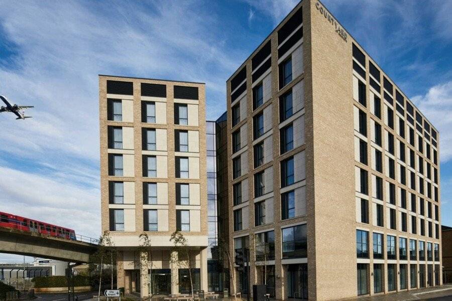 Courtyard by Marriott City Airport facade