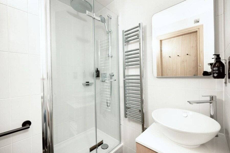 Wilde Aparthotels Paddington bathtub