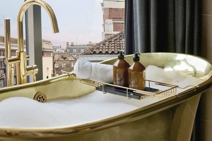 AMANO Covent Garden bathtub