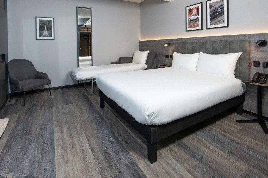 ibis Styles London Gatwick Airport hotel bedroom