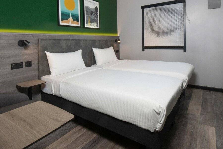 ibis Styles London Gatwick Airport hotel bedroom