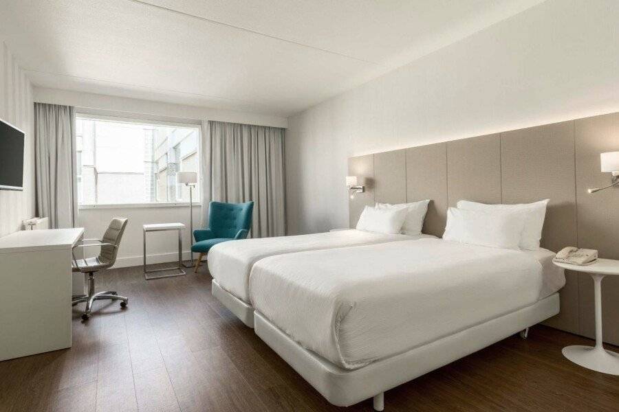 NH Amsterdam Schiphol Airport hotel bedroom