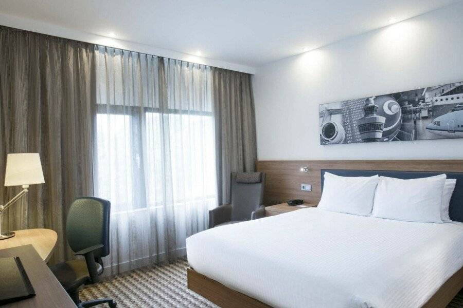 Hampton by Hilton Amsterdam Airport Schiphol hotel bedroom