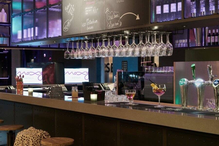 Moxy Amsterdam Schiphol Airport bar