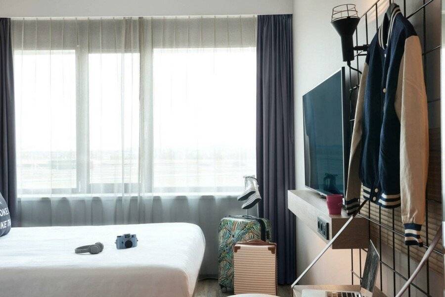 Moxy Amsterdam Schiphol Airport hotel bedroom