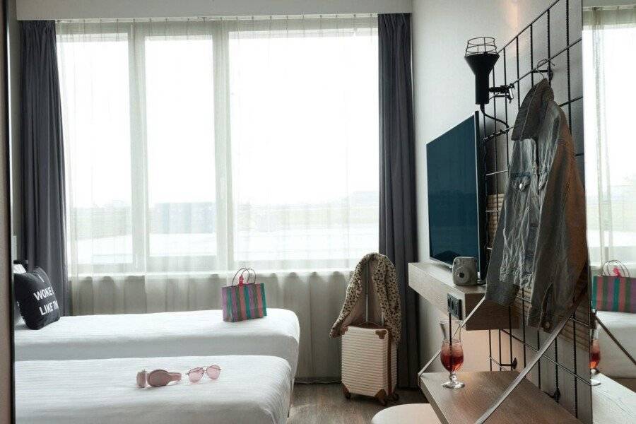 Moxy Amsterdam Schiphol Airport hotel bedroom