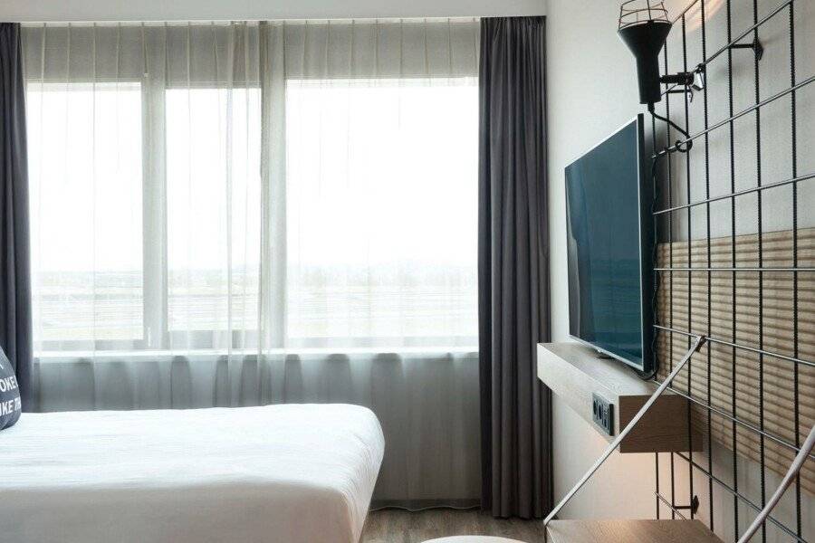 Moxy Amsterdam Schiphol Airport hotel bedroom