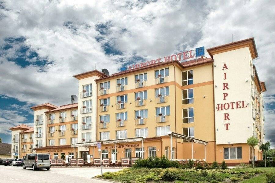 Airport Hotel Budapest facade