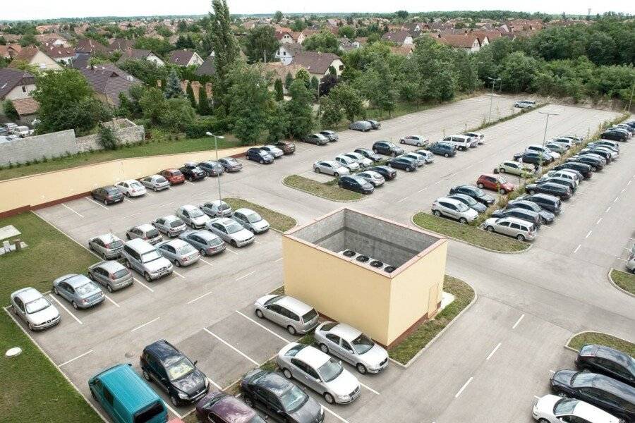 Airport Hotel Budapest parking