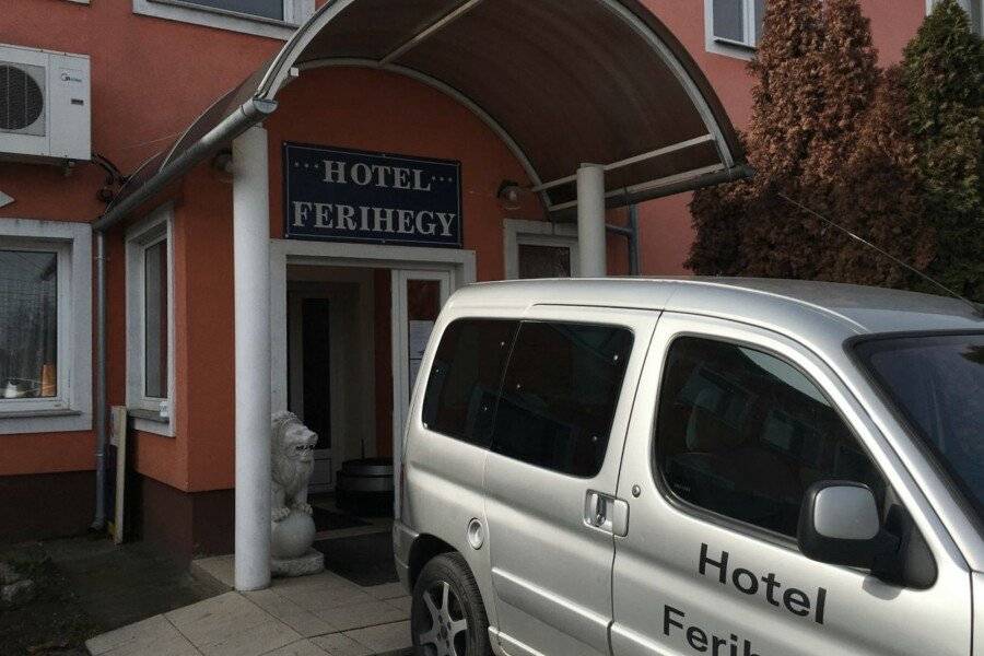 Hotel Ferihegy facade,