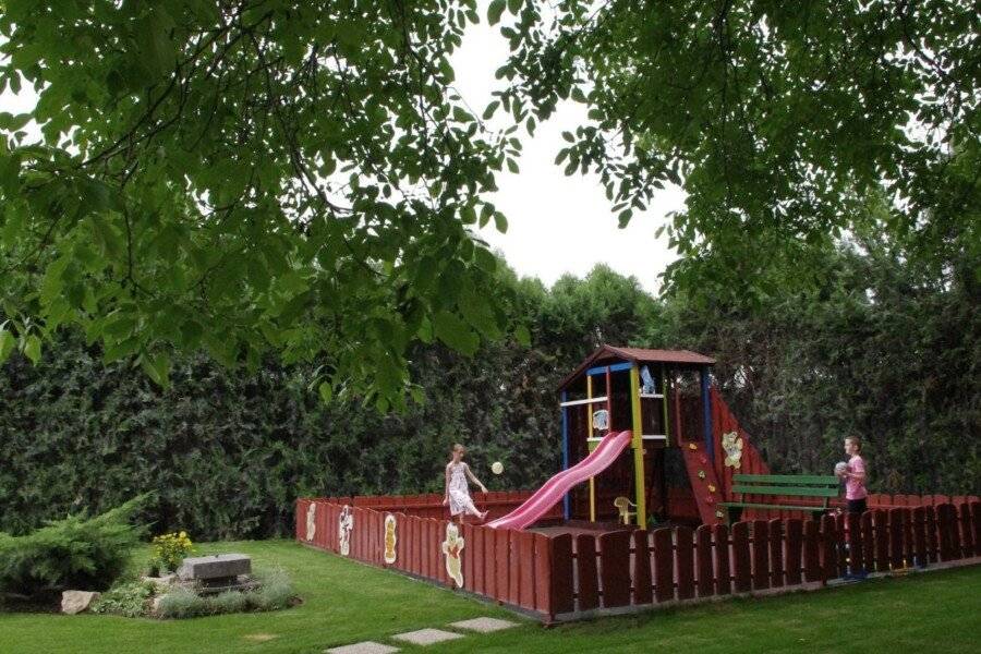 Halász Airport Panzio kids play area,garden