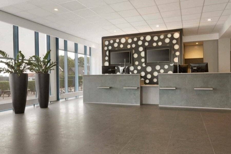 Ramada by Wyndham Amsterdam Airport Schiphol lobby,front desk