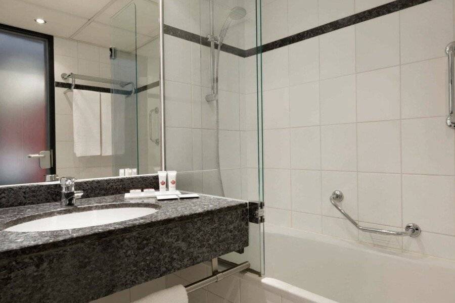 Ramada by Wyndham Amsterdam Airport Schiphol bathtub