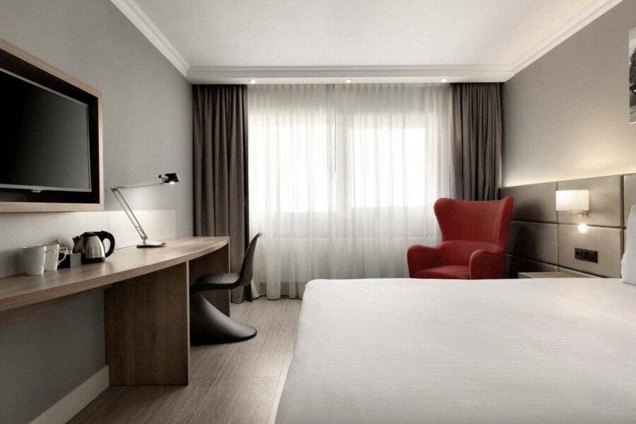 Ramada by Wyndham Amsterdam Airport Schiphol hotel bedroom