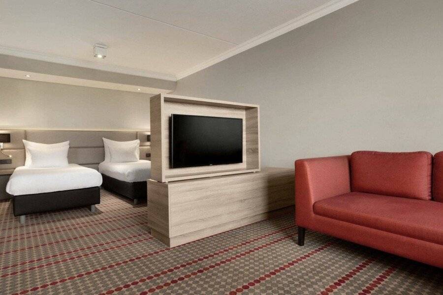 Ramada by Wyndham Amsterdam Airport Schiphol hotel bedroom