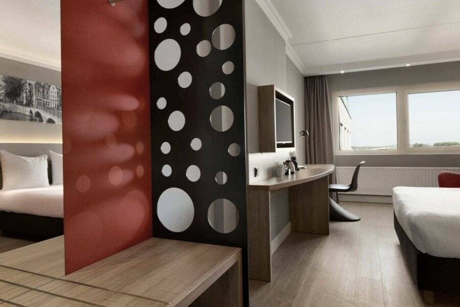 Ramada by Wyndham Amsterdam Airport Schiphol hotel bedroom