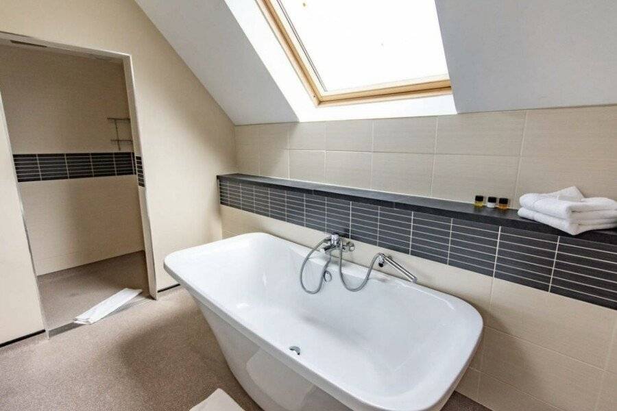 Great Hallingbury Manor & Lodges bathtub