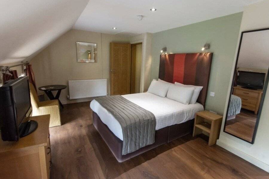 Great Hallingbury Manor & Lodges hotel bedroom