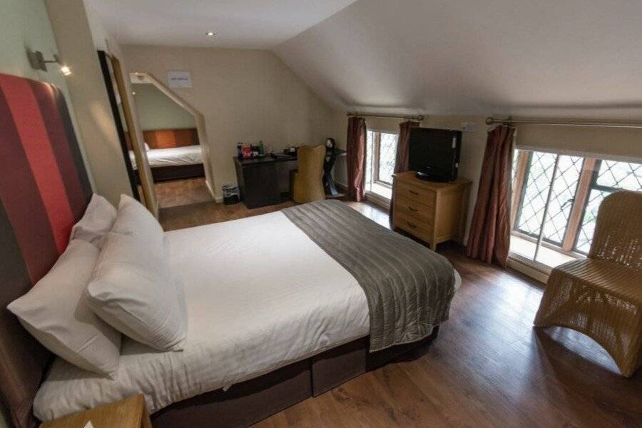 Great Hallingbury Manor & Lodges hotel bedroom