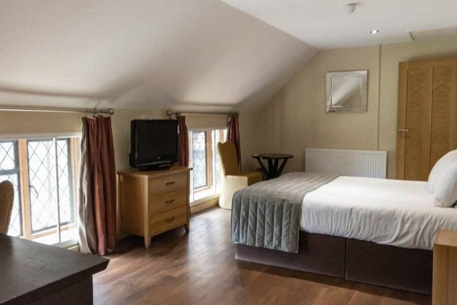 Great Hallingbury Manor & Lodges hotel bedroom