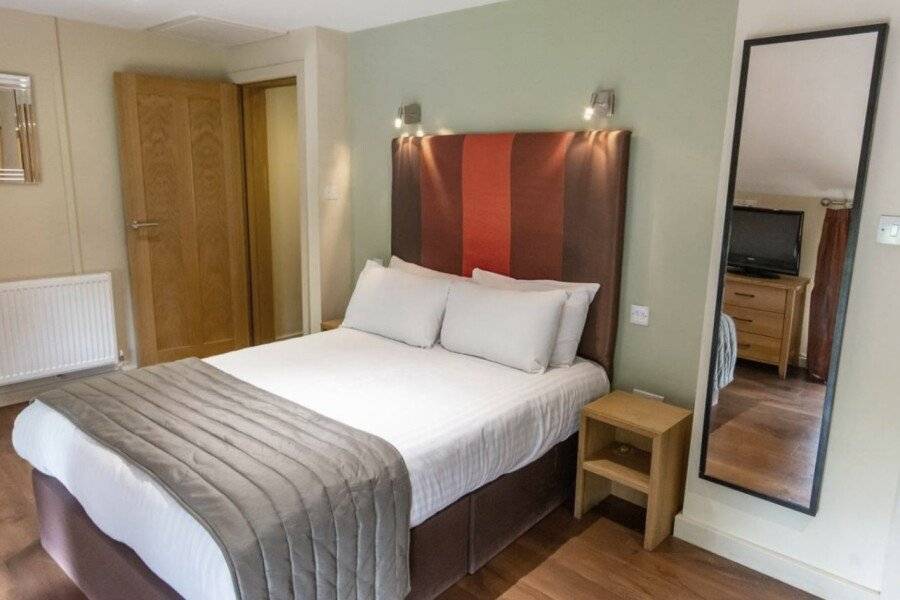 Great Hallingbury Manor & Lodges hotel bedroom