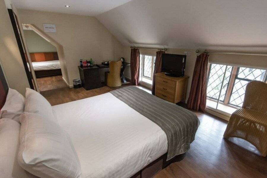 Great Hallingbury Manor & Lodges hotel bedroom