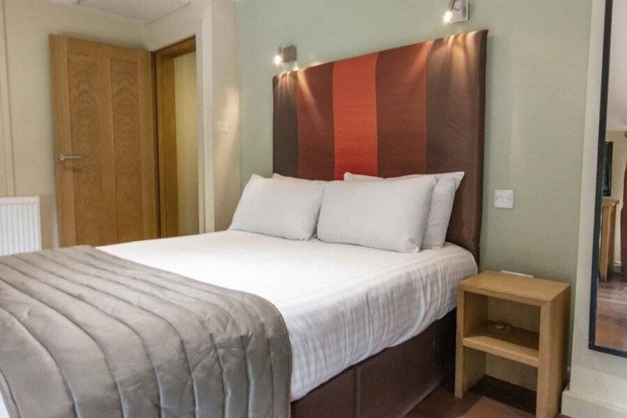 Great Hallingbury Manor & Lodges hotel bedroom