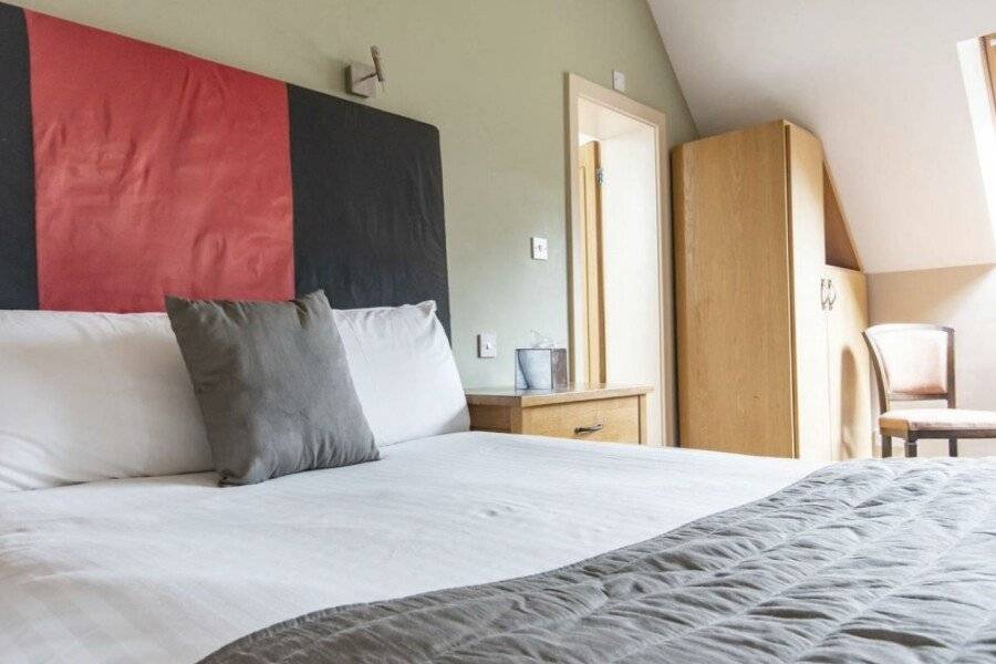 Great Hallingbury Manor & Lodges hotel bedroom