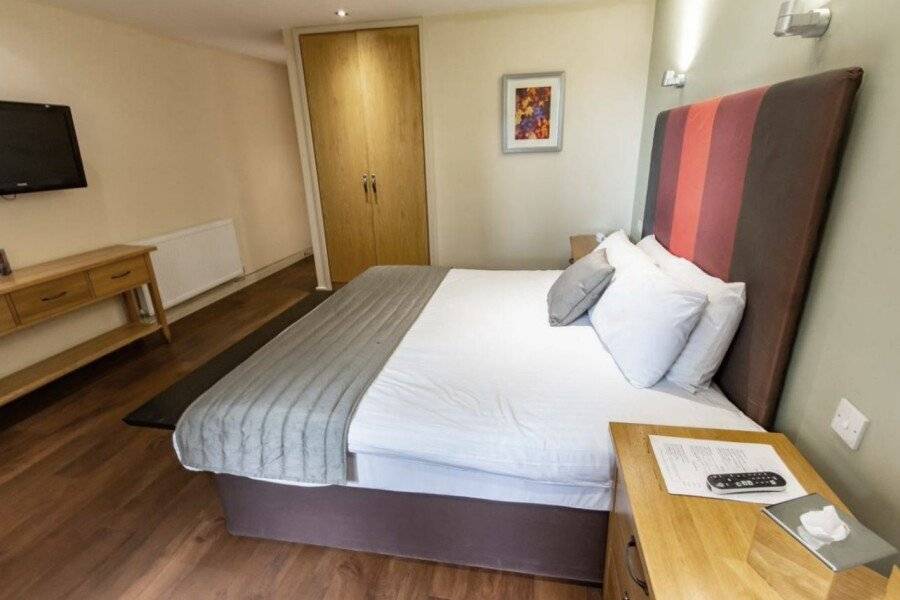 Great Hallingbury Manor & Lodges hotel bedroom