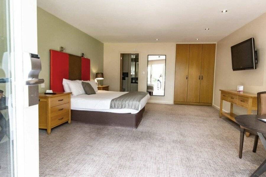 Great Hallingbury Manor & Lodges hotel bedroom