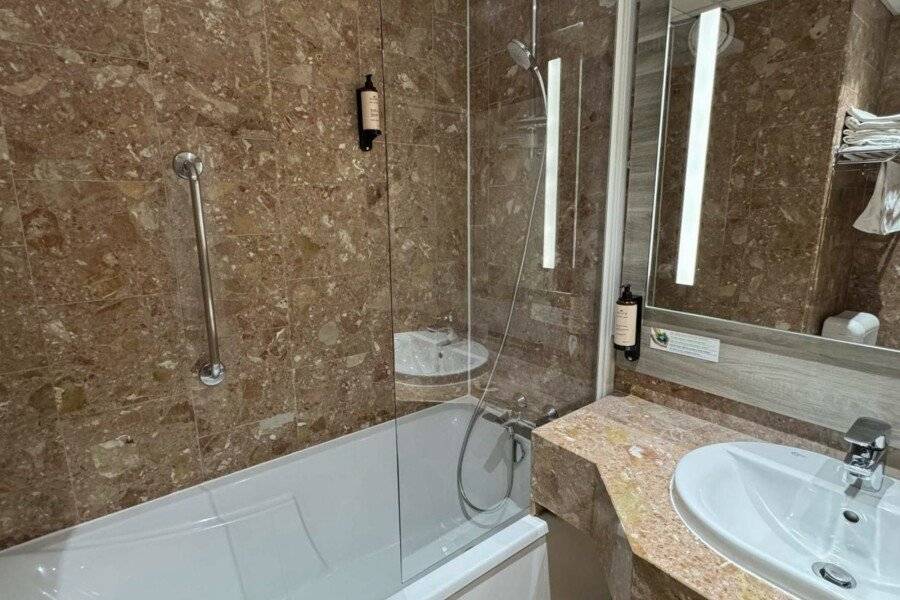 Best Western Plus Paris Orly Airport bathtub