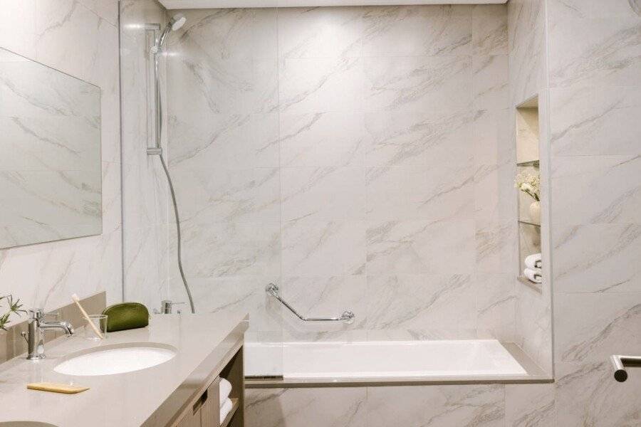 Sonder Downtown Towers bathtub