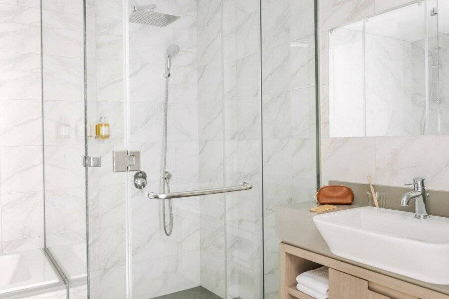 Sonder Downtown Towers bathtub